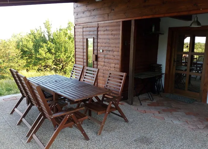 شقة Pecsely Apartman