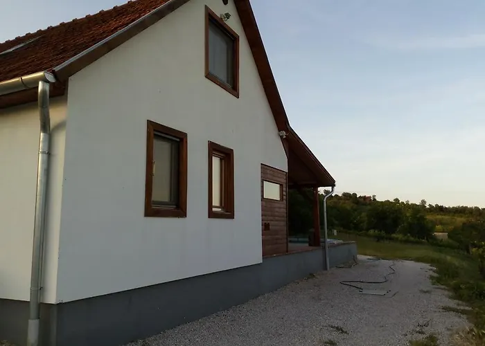 Pecsely Apartman شقة